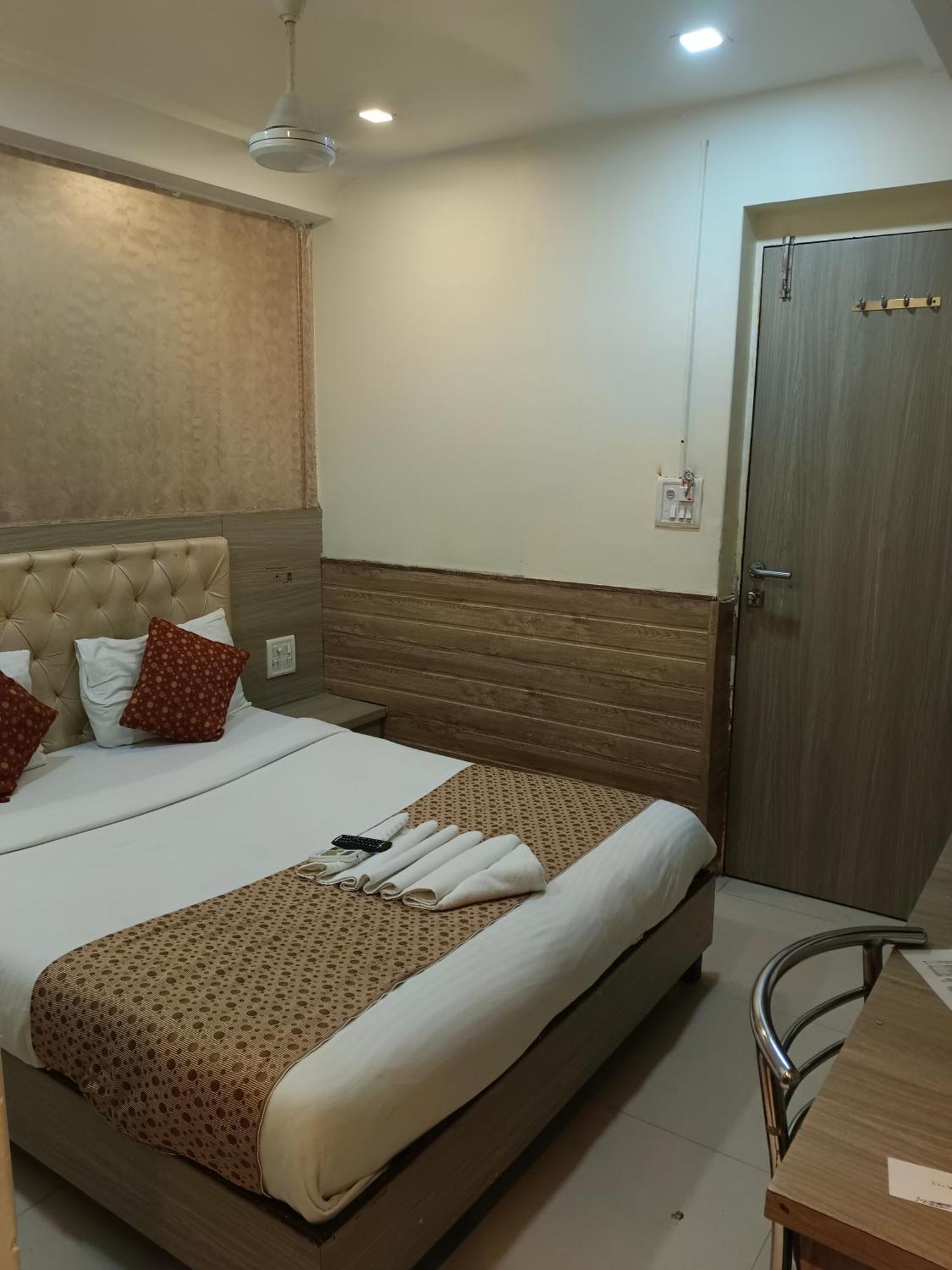 מומביי Hotel Time Gold Near Domestics Airport מראה חיצוני תמונה